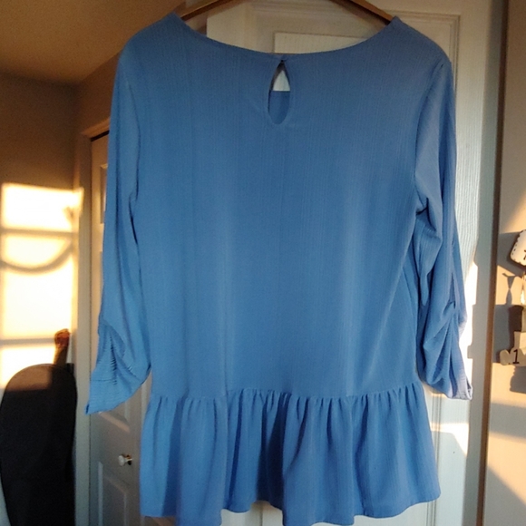 Woman's blouse - Picture 2 of 3